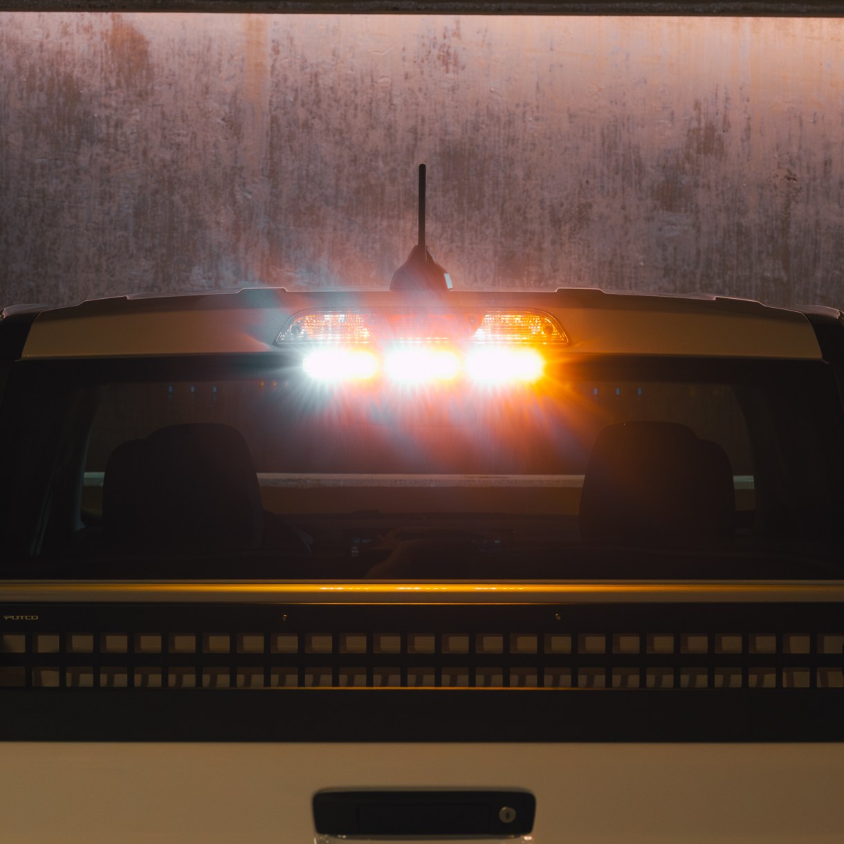 Stinger Chase Light features amber and amber/white strobe patterns.